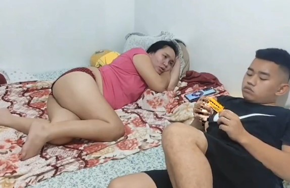 Nói Chuyện Thư Giãn Trước Khi Làm Tình Với Chàng Trai Trẻ